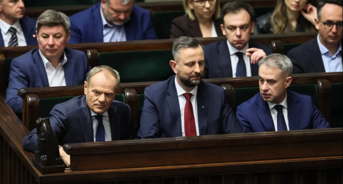 Lider wciąż ten sam, ale układ sił się zmienia. Znamy wyniki najnowszego sondażu