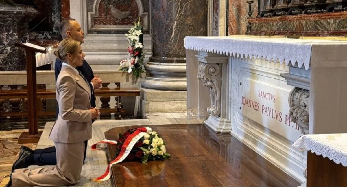 Prezydent Karol Nawrocki oddał hołd Janowi Pawłowi II. Wyjątkowa modlitwa w Watykanie