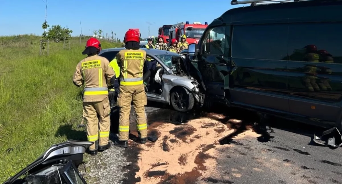 Kierowca osobówki zginął po czołowym zderzeniu z busem