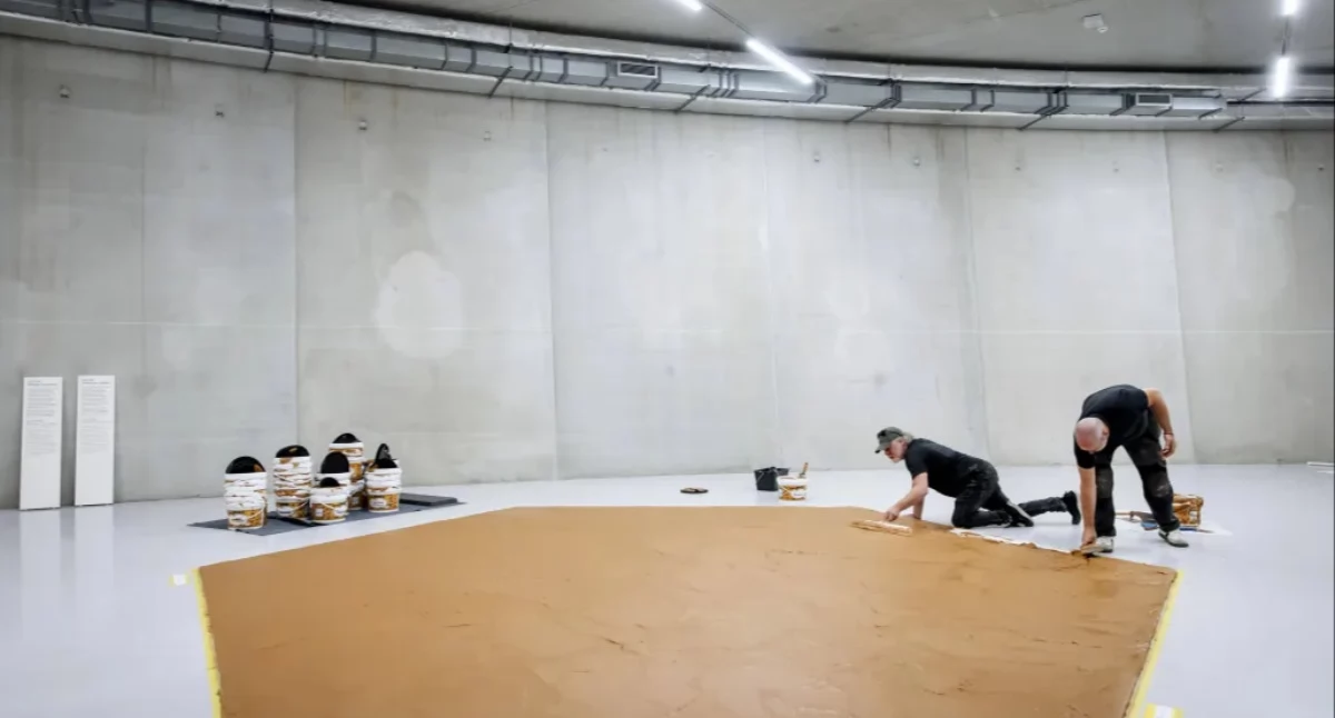 360 kg masła orzechowego na podłodze. Witamy w świecie sztuki