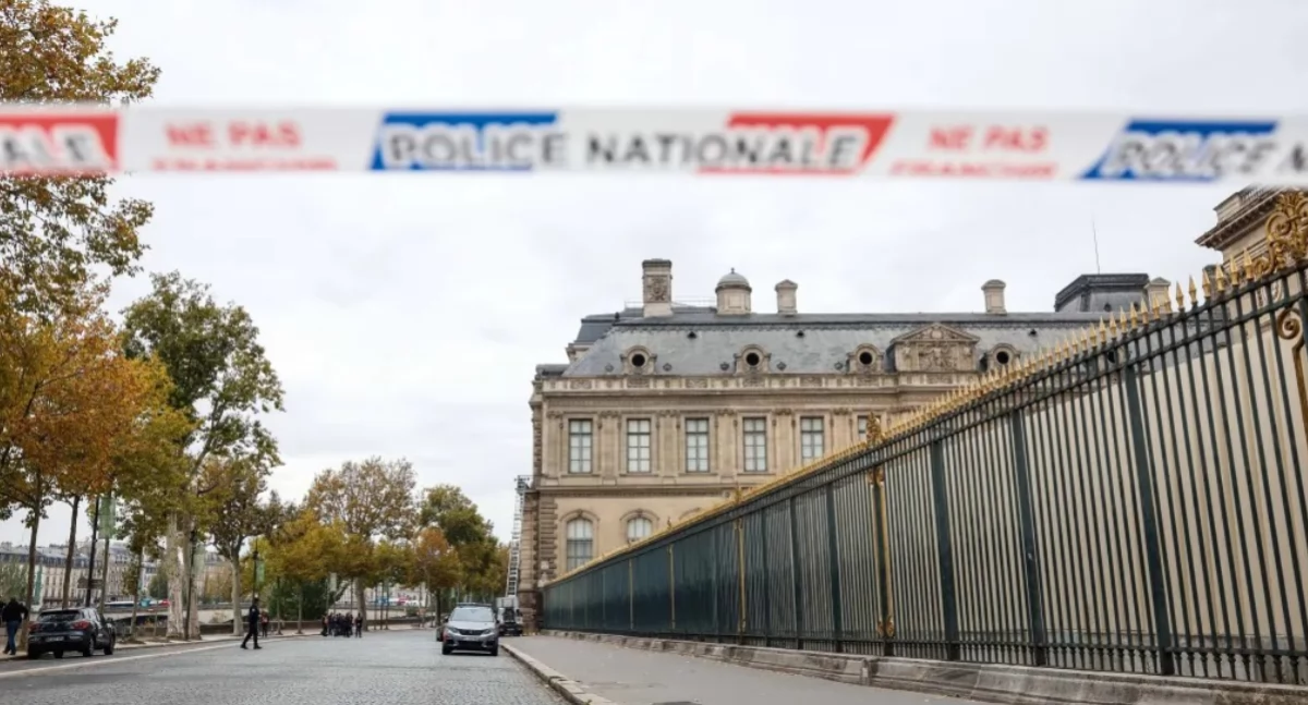Dwaj mężczyźni zatrzymani w związku z kradzieżą klejnotów w Luwrze