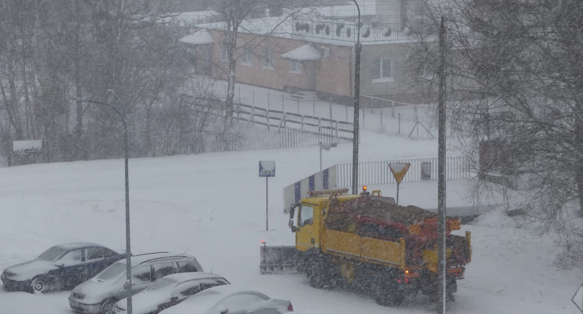 Ślisko na drogach i alert pogodowy. Zima nie odpuszcza w warmińsko-mazurskim