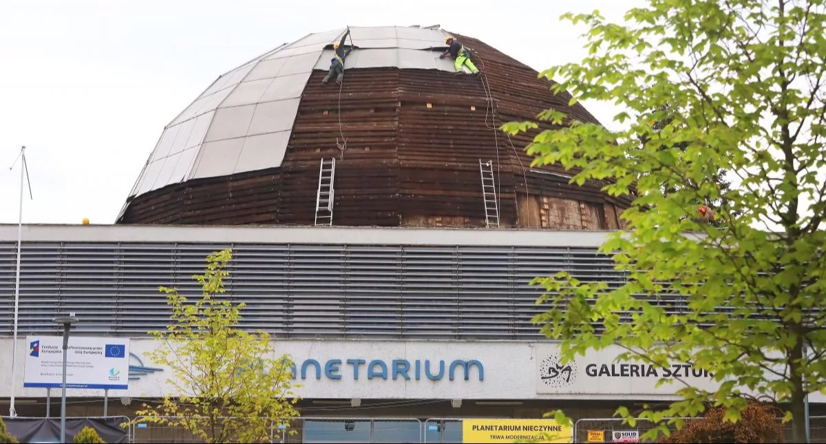 Olsztyńskie planetarium w remoncie. Charakterystyczna kopuła jest demontowana