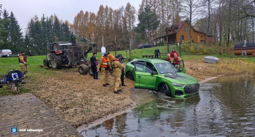 Luksusowe audi stoczyło się do jeziora