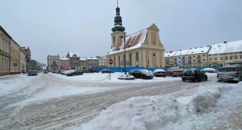 Nagły atak zimy paraliżuje drogi i sieć energetyczną