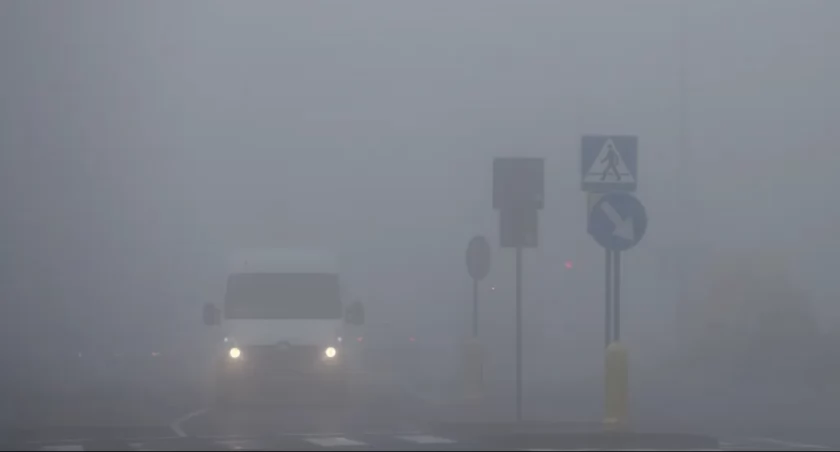 Uwaga kierowcy! Nadciąga mgła tak gęsta, że zniknie cały horyzont!