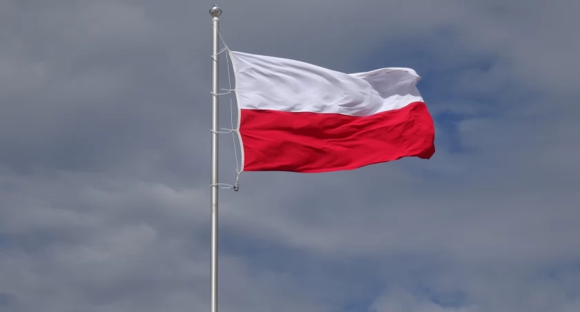 Sypią się mandaty za nieprawidłowe wywieszanie flagi. Sprawdź, jak uniknąć kary 11 listopada