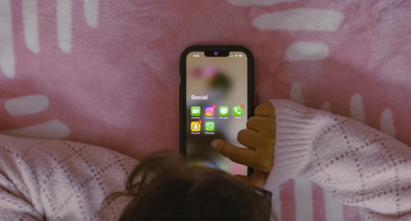 Francja mówi „dość”: dzieci bez social mediów