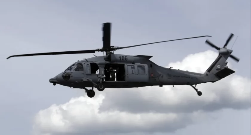 Black Hawk nad miastem i antyterroryści na dachach