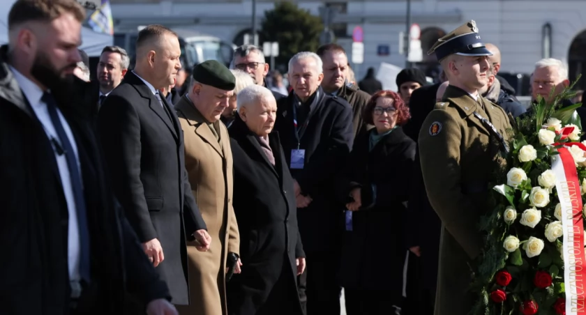Poranek pod Pałacem Prezydenckim. Prezydent wśród zniczy i ciszy