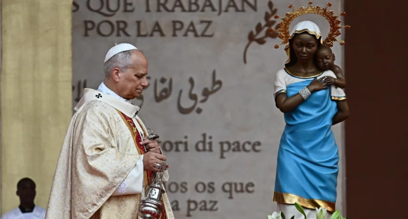 Papież wraca z Afryki z dramatycznym przesłaniem