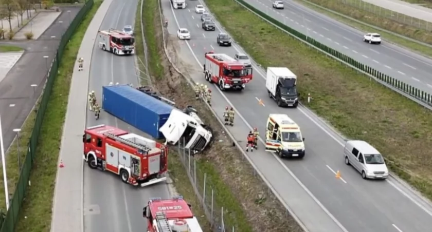 Dramat o poranku pod Warszawą. Tir przewrócił się na trasie S8