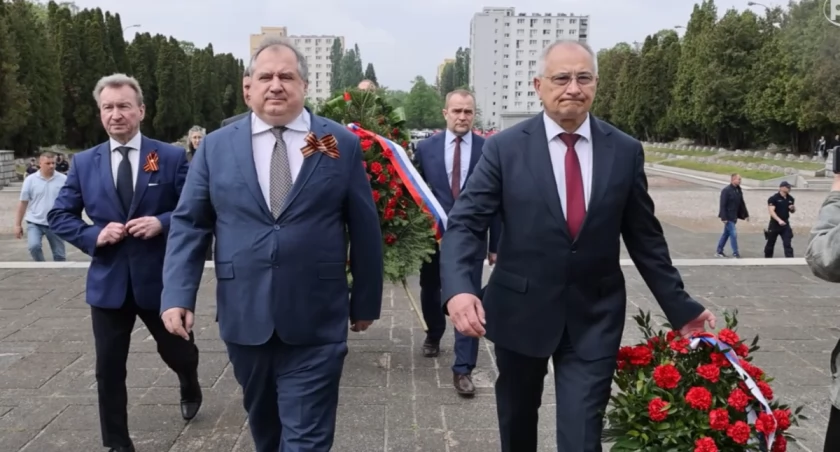 Wojna trwa, a ambasador Rosji składa kwiaty w Warszawie