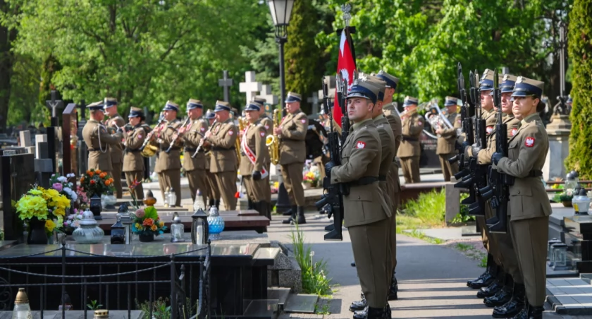 Tak pożegnano Andrzeja Olechowskiego. Wzruszające sceny w Wilanowie