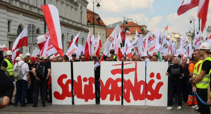 Okrzyki, flagi i ogromne emocje. Tak wyglądał wielki marsz w Warszawie [ZDJĘCIA]