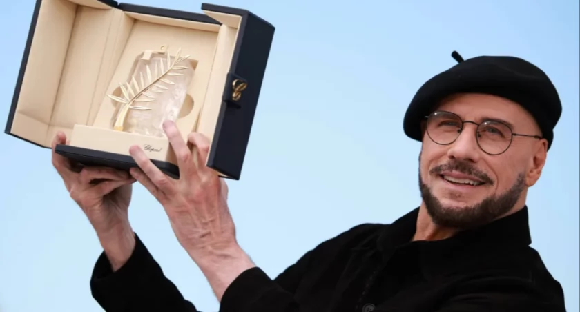 Berety Travolty podzieliły fanów. Aktor wyjaśnił swoją inspirację