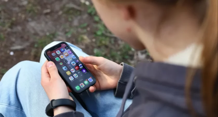 To zaczyna się od telefonu. Potem przychodzą alkohol i używki