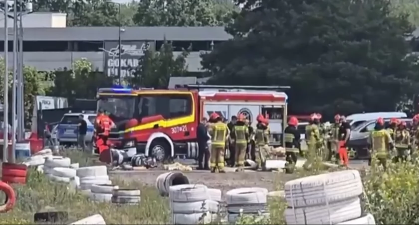 Dramat na Bemowie. Awionetka runęła na ziemię i stanęła w płomieniach