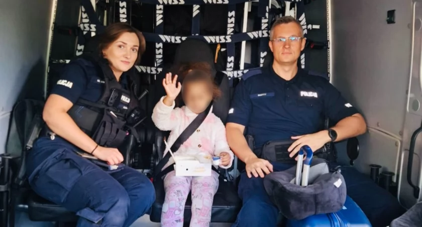Drzwi pociągu zamknęły się za ojcem. 5-latka została sama na peronie. Jest nagranie