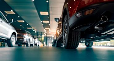 Polacy wciąż stawiają na niemiecką motoryzację i silniki spalinowe - raport OTOMOTO “Internetowy Samochód Roku 2023” 