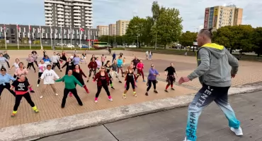 Ostatnia zumba tego lata na Placu Jagiellończyka. Taneczny finał w rytmach latino