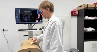 Studenci medycyny ćwiczą jak w prawdziwym szpitalu