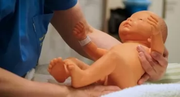 Pierwsza kąpiel i zmiana pieluszki? Oni już to potrafią! Elbląska szkoła rodzenia zaprasza kolejnych rodziców