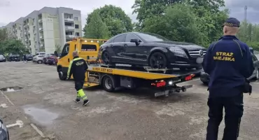 Czarny mercedes odjechał na lawecie