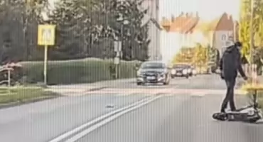 O włos od tragedii. Wjechał hulajnogą pod auto i zrobił salto