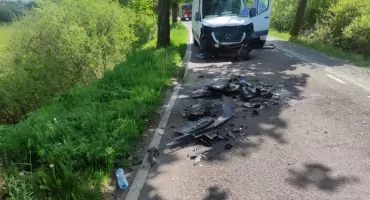 Zderzenie busa z osobówką. Jedna osoba ranna