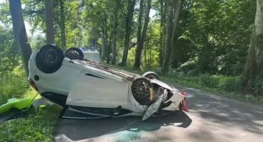 Uderzyła w drzewo i dachowała