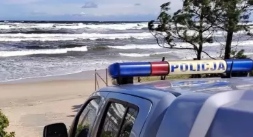 Sztorm na Mierzei Wiślanej. Na plaży w Krynicy Morskiej trwa akcja służb
