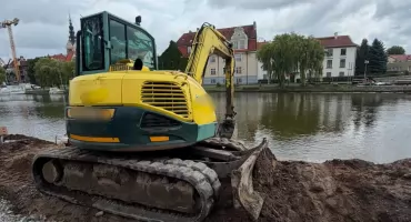 Wypadek na Warszawskiej. Mężczyzna przygnieciony przez koparkę